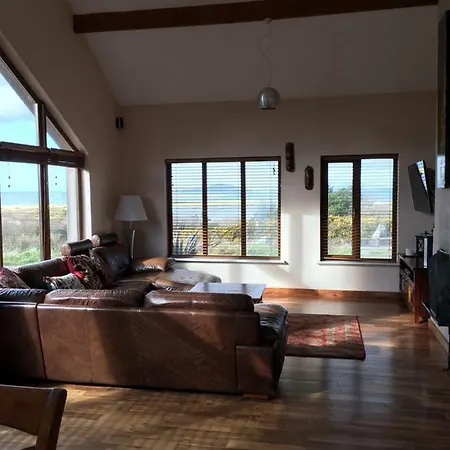 Holiday home House With Sea Views Close To With Wifi And Large Kitchen And Dining